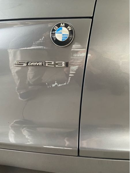 BMW タッチペン 直す 父がBMWに乗っているのですが、物置のドアが勝手に開いてしまい、横を擦ってしまったそうです。 タッチペンみたいなので直せばいい、と言っていたのですがBMWはそういうの販売しているのですかね？ ディーラーに聞いてみたら分かりますかね？