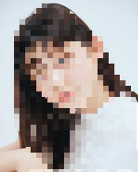 この写真の人物わかりますか？友達が推しているらしいのですが、モザイクがかかっていてわかりません。 