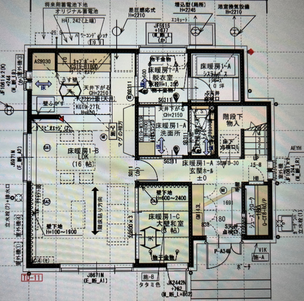 間取り添削をお願いしたく、 質問させていただきました。 一条工務店で建てる予定です。 狭い家なので、 廊下など無駄なスペースをなるべく少なくしたいです。 特に気になっている箇所は、 ①トイレに行く為に洗面所のドアを開けて、 行くのが面倒ではないか。 ②リビング階段にすれば、 もう少し収納場所をとれたり、 リビングを広く使えるか。 です。 その他にも、 ここを変えた方が良いというようなご意見がありましたらお聞かせ願いたいです。