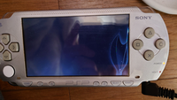 PSP-1000の故障について質問です。

数年ぶりにPSP-1000を起動しようとしたところ、起動しなくなってしまいました。

①バッテリーの充電は出来ます。 ②右側面のスイッチをPOWER側に動かすと、ブラック画面の状態で、画面右端がうっすらと光ります。ただ、ヒビ割れのような状態で、画面が割れているのかもしれません。

③流れについて
・起動後→1秒程度②の状態になり、その...