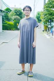 お母さんは夏服の半袖ワンピスを着ていますが、中年の女装は派手