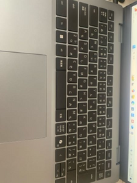 dellのノートパソコンを買ってもらったのですが、かな文字入力しても違う文字が出てきます。

動画を色々みて設定しても全く直らないです。誰かパソコンに詳しい人教えてくれませんか？ 今サポートセンターは休業中なので大学の課題終わらすまでには間に合わないため至急お願い致します！