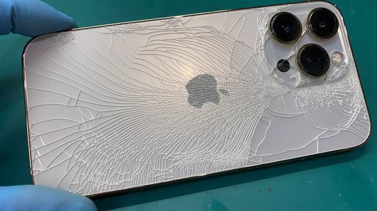 iPhone13の背面ガラスを割ってしまったのですが、このまま使用し
