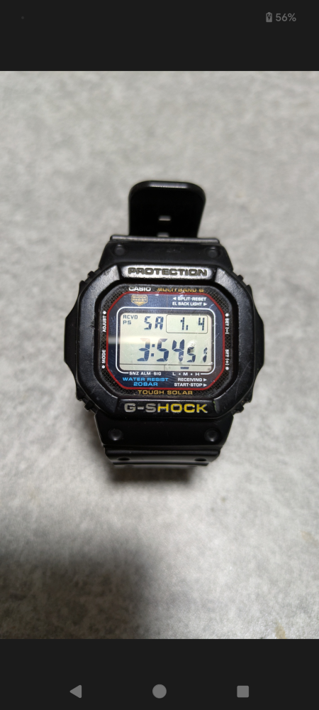 CASIO G-SHOCKについて質問です。 中古で購入したG-SHOCKがあるのですが、 GW-M5610だと思うのですが、似たような種類があり、この、文字色が黄色いものは過去に、発売サれていたものなのでしょうか? それとも、インク汚れ等なのでしょうか? 分かる方、よろしくお願い致します