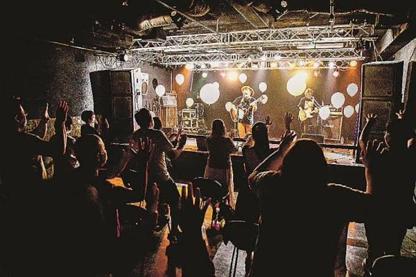 カメラについての質問です。 今度友達がライブハウスでバンドをします。そのライブ中の写真をカメラで撮ろうと思ってます。 カメラにPやSやAやMなどあるじゃないですか、その設定はどれにするのが1番いいと思いますか。 ライブ中はフロアは暗いけど、ステージは明るいような状況です。 よくライブ中の写真を撮っている人でその人にピントを合わせてファインダーを使わずに、連射でパシャパシャ撮っている人がいます。そのようにしたいのです。 私はNikonのD5600のカメラを使って撮ろうと思っています。 ファインダーを使わずにその人にピントを合わせる且つ綺麗に撮れる設定はあるのでしょうか。 カメラについてあまり知らないので詳しい方に教えていただきたいです。