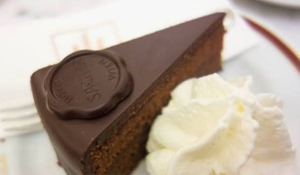 ザッハトルテじゃなくても チョコレートケーキなら 生クリームを添えていますか？