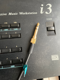 KORG i3 Interactive Music Workstationというシンセサイザーを買ったのですがヘッドフォンを挿しても片耳からしか音が出ません。端子は画像で貼ったものです。 なぜ音が出ないのか教えてください。
また、パソコンで音を出すにはどうすればいいかも教えていただけると幸いです。