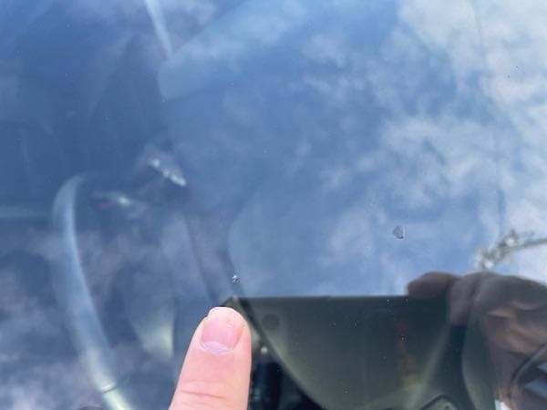 飛び石でフロントガラスに小さい傷が入ったのですが、修理には 