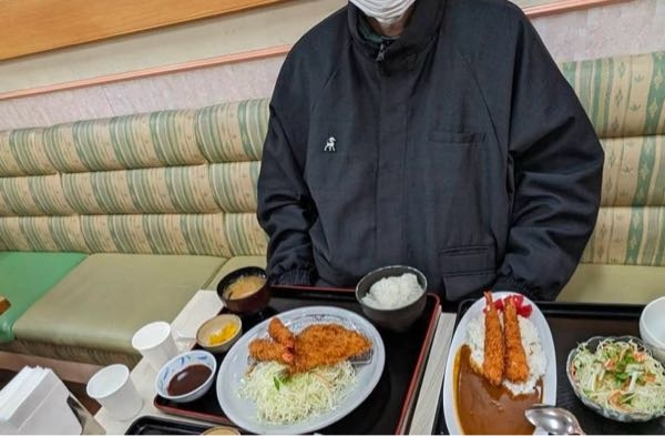 お笑い芸人、ジェニーハイのメンバーの 小籔さんがきているこのブルゾンは どこのものですか？