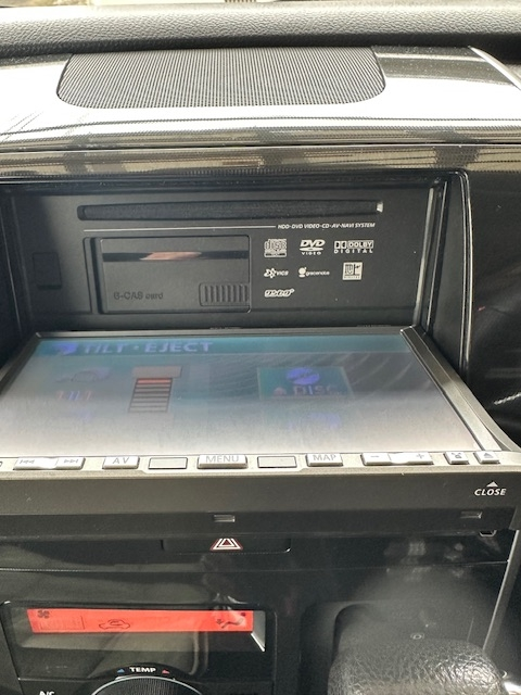 カーナビほとんど使ってないです 車のナビゲーションナビの蓋を開けますと戻らなく閉まらなくなります手