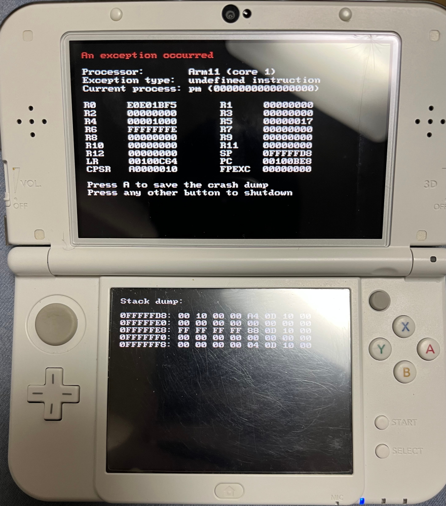 Nintendo3DSでの質問です。 old3dsからnew3dsに引っ越しをした時にこのような画面が出て全く進まないのですが、どうすれば良いのでしょうか…？既にもう詰んでいるのでしょうか…？ 中古のnew3dsを買ったのですが、引っ越しした後にこのような画面が出て色々調べた結果、改造されたnew3dsだったことが判明しました。 以下引っ越しした時の手順です。 引越し元のold3dsからnew3dsに引っ越しを手順通り進めて問題なく引っ越しが進んでold3dsのデータは移行されて初期化されました。 完了した後に引越し先のnew3dsの再起動かかって準備がありました。 準備完了してSDカードをpcを使ってデータ移行してくださいと言ってきましたが、元々old3dsではSDカードアダプタを使っていたため、MicroSDカードを抜いてそのままnew3dsに挿入で問題ないと公式で書いてありました。 引越し先のnew3dsでこのようなメッセージが出てきました。 電源を切ってold3dsで使っていたsdカードをpcで移行して移行したMicroSDカードを差し込んでくださいと言われたので、電源を切ってMicroSDカードを差して電源を入れるとこのような画面が出てきました。