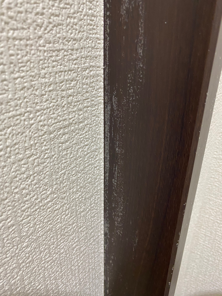 部屋の中の柱に白い粉がついています。 水拭きしてもしばらくたつとまた白い粉が現れます。指でこするとパラパラ剥がれる感じです。これは一体なんなのでしょうか。 自宅は築12年の賃貸マンションです。 ご回答よろしくお願い致します。