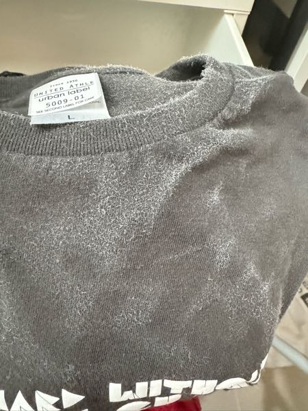 服をプラスチックのチェストにしまっていて半年ぶりに整理しようと出したら服がこうなってました。 なぜでしょうか？触ると白いのがなくなります。