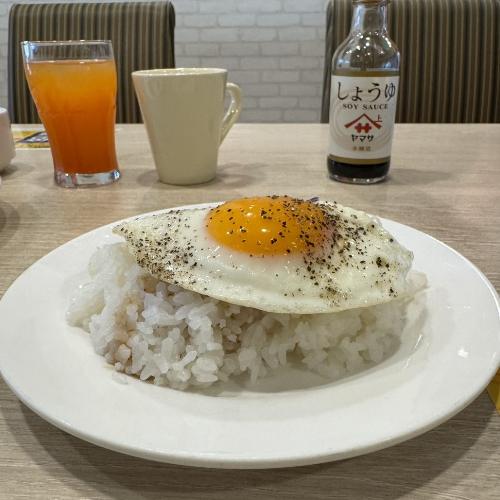 ファミレス等でライスに目玉焼きを乗せるのはセーフ？ 私はガストの目玉焼きハンバーグが好きです。 ライスに目玉焼きを載せて塩をかけます。 妻がそれを見て嫌がります。 「美味しいのは分かるけどやめない？」と言われます。