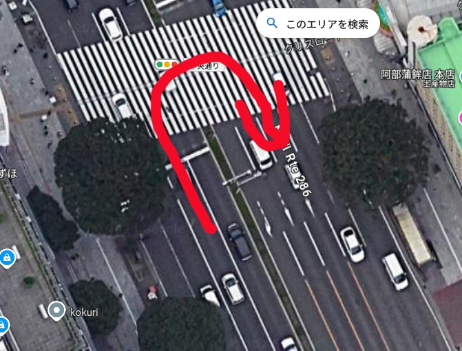 こちらの商店街の道路ですが、右に曲がる道はなく、地面に右折の矢印がなくても、転回は出来るんでしょうか？後ろからくる車の邪魔にはなりそうですが