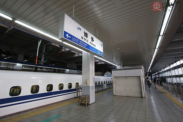 博多駅の新幹線ホームにはホームドアがなく鉄柵しかありませんが、やばくないですか？ 鉄柵もない場所もあるし、これがヒマな途中駅ならまだしも、博多駅みたいなターミナル駅は年末年始などはホームが大混雑するのに、生きた心地がしませんね？