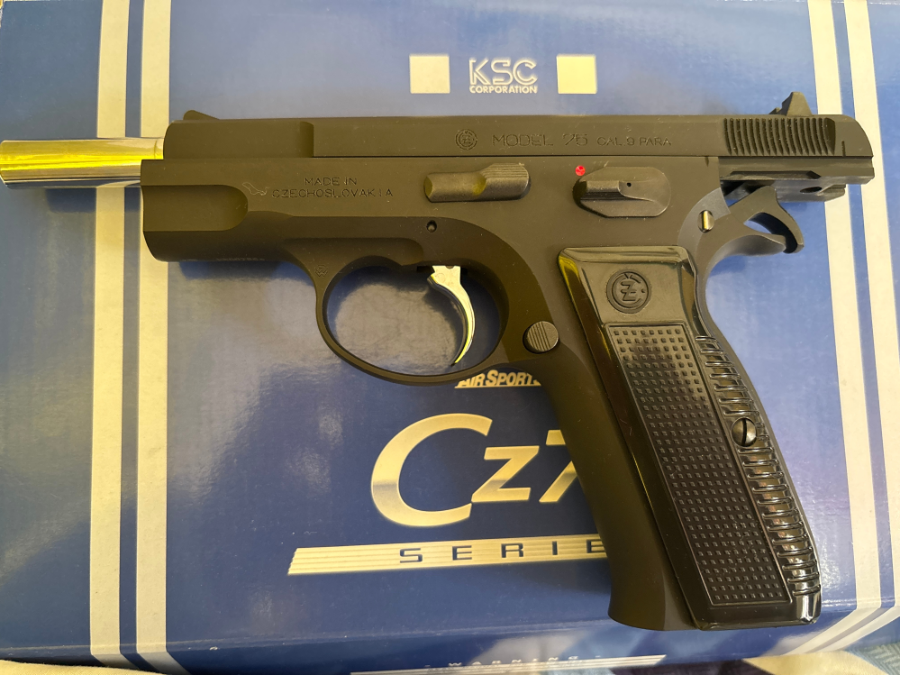 ksc cz75 セカンドを買ったのですが、マガジンを入れずにスライドを引いたら何かに擦れてスライドが途中で止まってしまうのですが、原因は、なんでしょうか？