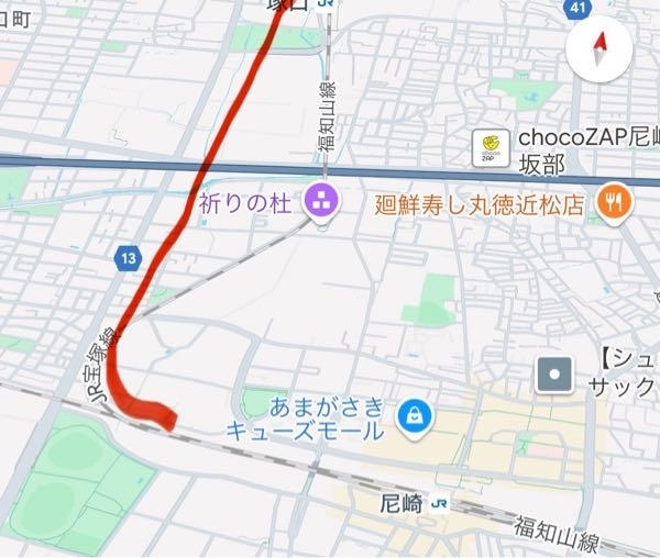 なんでJR福知山線って、尼崎を出てすぐ「あ、やべ福知山こっちじゃなかった」みたいな感じで逆S字カーブするような線路になってるんですか？ 赤線のルートでよくね？って思うんですが、線路を作ったときのコンパスが少し狂っていて、若干線路がズレてしまったから駅の手前で修正したのでしょうか。