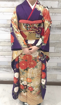 振袖について質問です。※画像あり成人式の時に着た振袖で友人の結婚式  