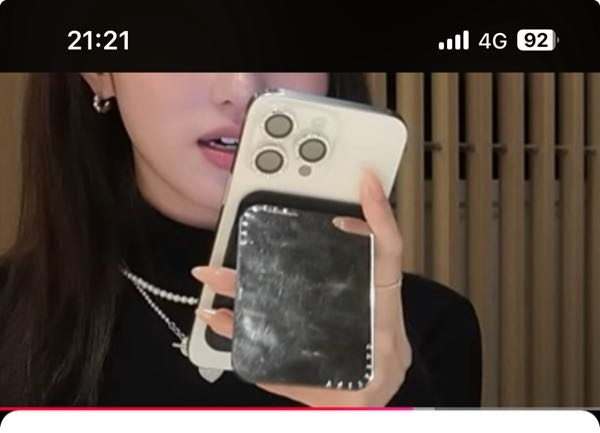 今日投稿されたとうあのYouTubeで、 綾ちゃんのスマホの裏に付いている鏡?のようなものって、何ですか？？どこで売ってますか？？