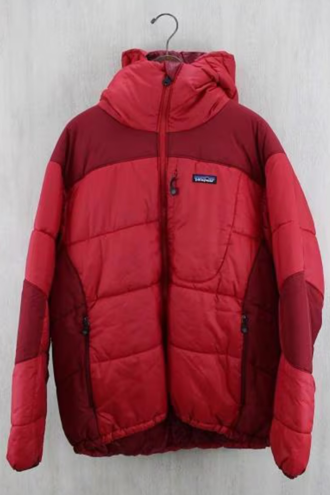 パタゴニアのダスパーカーについて質問です。 私は登山などはしない為、私服として購入しようかと考えています。 こちらの商品は何月頃まで着ていけますでしょうか？また、電車や車移動の際にかさばったりしますか？