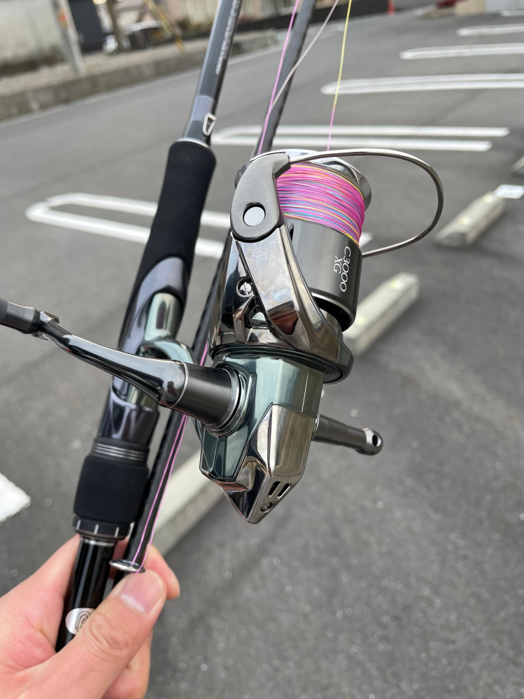22ステラを使用してます。持ち手の部分と純正ハンドルの色が全然違う色