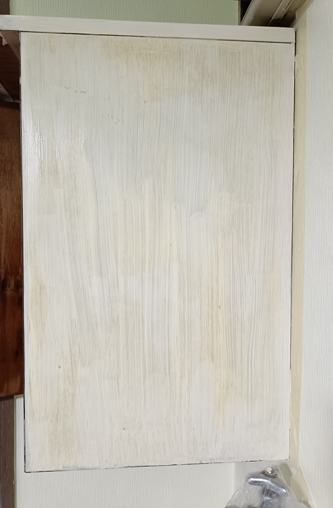 古い収納が汚れたのでペンキを塗りました。（何年も缶を開けた物です