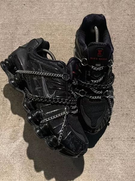至急です。このNIKEのショックスにこのようなチェーンなどをつけて 