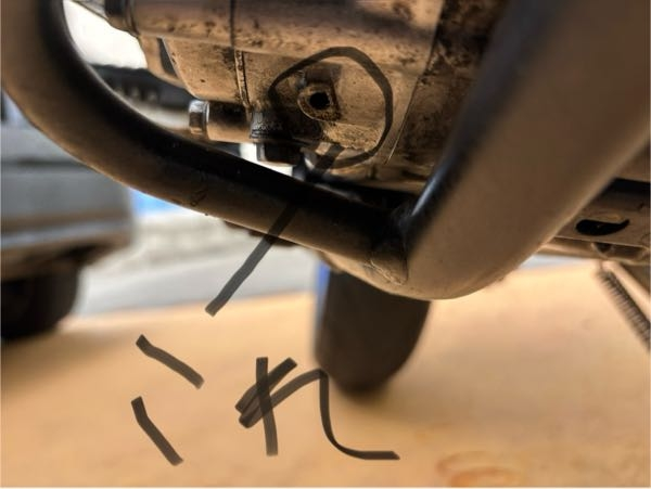 Dトラッカーxについて質問です。写真の箇所の穴から少しだけオイルが漏