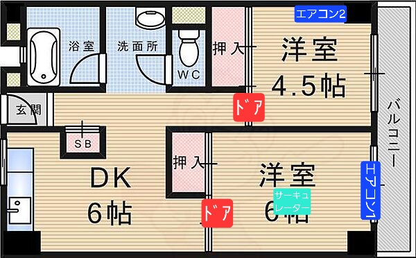 【築50年賃貸マンション。ダイニングまで暖かくする方法を知りたいです】 画像の「エアコン1」がある部屋のドアを閉めてエアコンをONにしたら、その部屋はすぐに22℃ぐらいまで上がります。しかし、ドアを開けてサーキュレーターを併用してもダイニングは15℃(外気温が0℃前後だと13℃)までしか上がりません。そこまで上がるまでも、2時間以上かかります。 サーキュレーターの位置や向きが悪いのでしょうか？エアコンの設定温度を思い切って上げるべきなのでしょうか？寝室にあるエアコン2もつけて2台同時で稼働させたほうが効率がよいのでしょうか？ 古いエアコンなら畳数多い機種に買い換えるのですが、比較的最近の機種なので、当分壊れないと思います⋯。 アドバイスお願いいたします。 ★環境★ ・築50年(リノベーション物件) 主要採光面は南。 ・玄関扉や窓、全て隙間テープで埋めています。窓は窓枠ごと三層プチプチ貼りました。 ・玄関扉には断熱カーテン設置。 ・それでも朝方、外気温0℃だと室温は8～9℃。 ・エアコンは6畳用2台(2023年製 SHARP)。普段は自動モードで1台(エアコン1のみ)運転。サーキュレーターを併用し、真上に向けて強風で運転。 ・夏場もダイニングは27～28℃までしか下がりません。