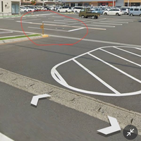 写真の赤で囲んだ部分は何ですか？駐車場です。私は一時停止なのかと  