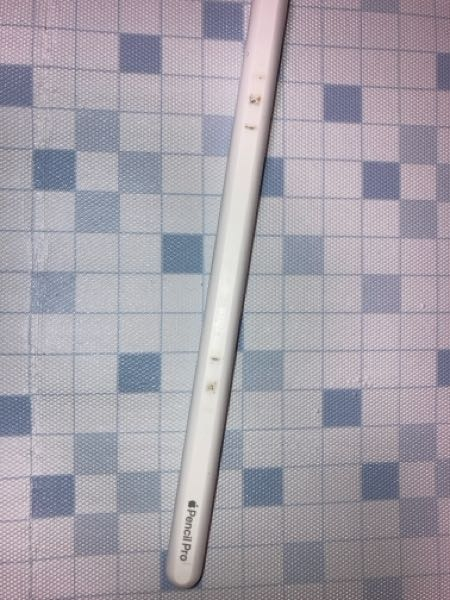 Apple pencilの傷について 買ってまだ半年くらいなんですが、iPadとくっつく部分が擦れて傷ついています。外に持ち出したり雑な使い方をした覚えはないのですが、普通に使ってもこうなってしまうものなんでしょうか？ iPadの方も細かい傷が入っていて、仕方ない傷なのか気になっています。