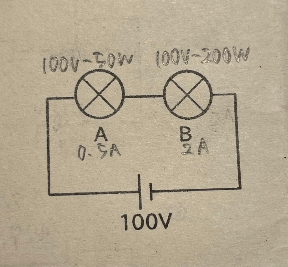 至急！中2理科電力の問題についてです。 (問)この回路に流れる電流は何Aか。 下の写真の問題です。 直列回路は電流が同じはずですが、同じになりません。求め方を教えてください！！