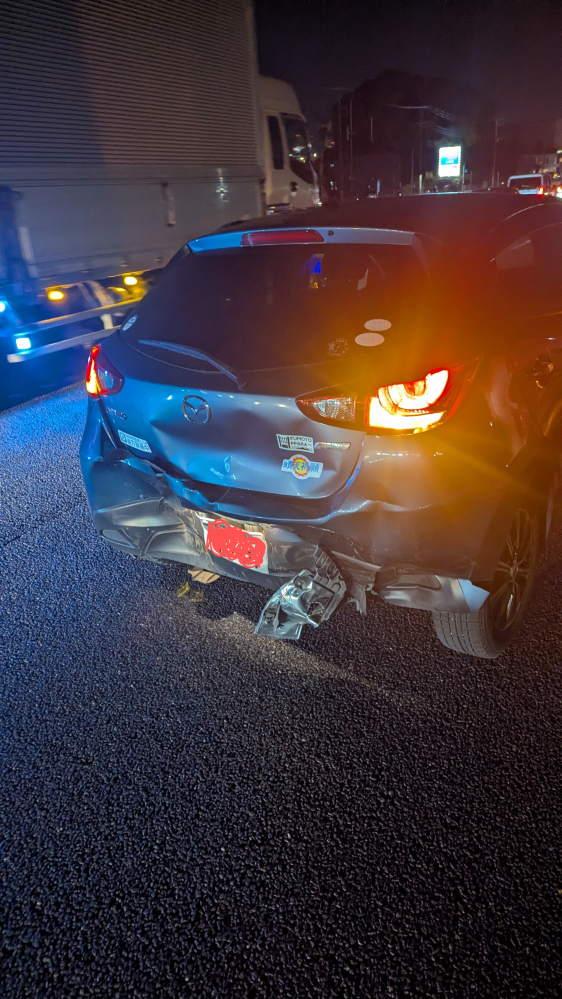 質問です 停止中に50km/h位で後ろから軽自動車に衝突されました。 その際の写真を添付しますが、修理代はどれくらいになりそうでしょうか？ （修理工場に車は搬送済み） この車はDJデミオ（2016年式）で2019年に中古で100万強で購入ですが、修理代が多くなりそうなら買い替えも考えてます。