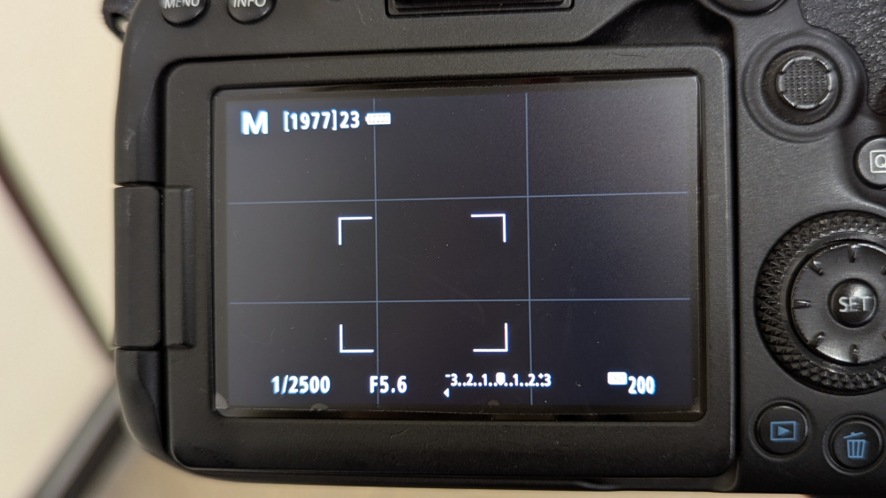 Canonのデジタル一眼レフカメラ(Eos90D)を使っています。 モニターを見て撮影するとき、infoボタンを押して画面に何も情報が表示されない状態にしておいても、シャッターを半押しの状態にす...