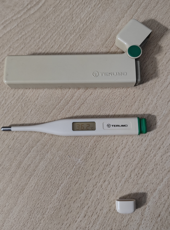 このタイプのケースから出したら自動的にオンになる体温計なのですが電池の交換はどうやればいいのでしょうか。