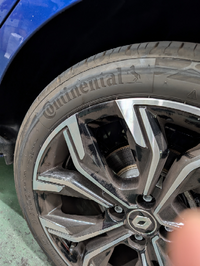 先日、車で走行中に後輪タイヤ一箇所にネジが刺さってパンクして