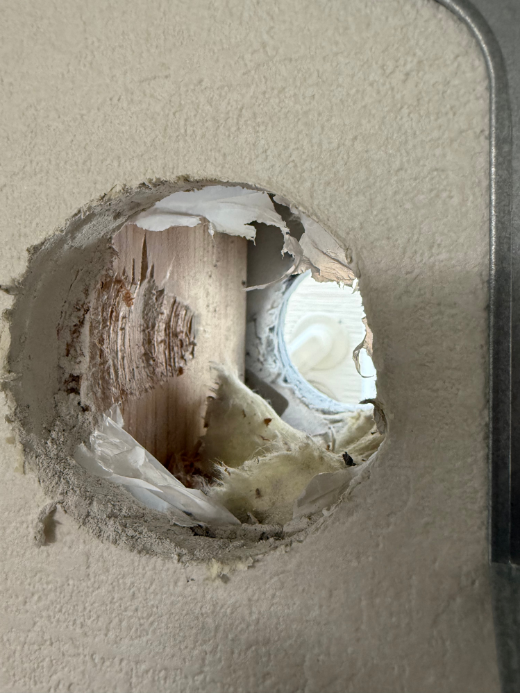 エアコンの穴あけ工事で105mmの管柱が削られましたが、これで倒れたりするなどはあり得るでしょうか。 エアコン工事の業者の様子があまりにも素人っぽかったので、施工中に何度も覗き見に行ったら、柱にホールソーによる擦り傷がありました。個人事業者みたいで、損害保険に入っていないからこれで構造上は問題なければ多めに黙って受け止めるしかないかなと思っていますが、問題ないでしょうかね&hellip;
(構造上に問題...