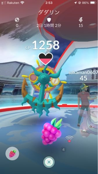 ポケモンGOのジムに配置したモンスターについてです。 離れてるので遠隔で時折木の実を上げるのですが手前に大型のポケモンがいて、結局そっちに上げることが多々あります。 横に並んでいればスワイプでチェンジできるのでミスはないですが、非常に困っています。 奥に上手に持っていく方法はありますか？ 画像がまさしくそれです。 ちなみに微かに足だけうっすら写っていますが何のポケモンか分かりますかね笑