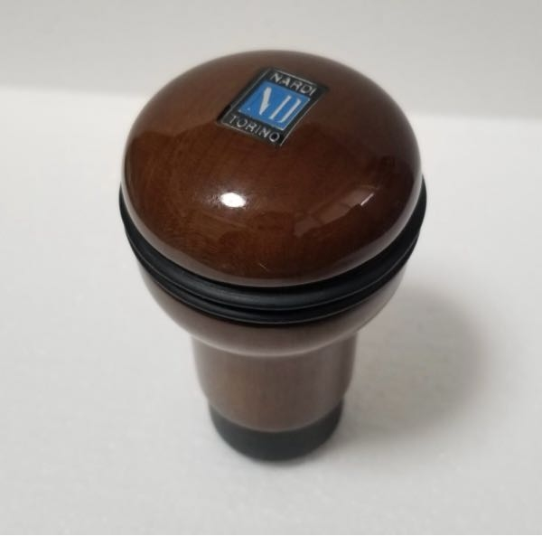 NARDI(ナルディ) のシフトノブは 平成15年式のミラジーノl700sMTに着けられますか？ ナルディ シフトノブ EVOLUTION マホガニーウッド 80g NN13 シャフト径最大14mmまで対応（適応範囲8～14mm) またつけたら純正のより長さが出ますか？ 何cmくらいでますか？ マホガニーかマホガニーブラックのどちらがミラジーノの純正木目に近しい色でしょうか？