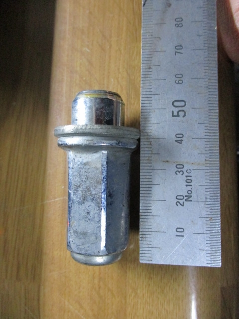 トヨタのアルミホイール用の平面ナットだと思うのですが、全長が約５５ｍｍあります。 あまりに長いのでどの車種かわかる方、教えてもらえると助かります