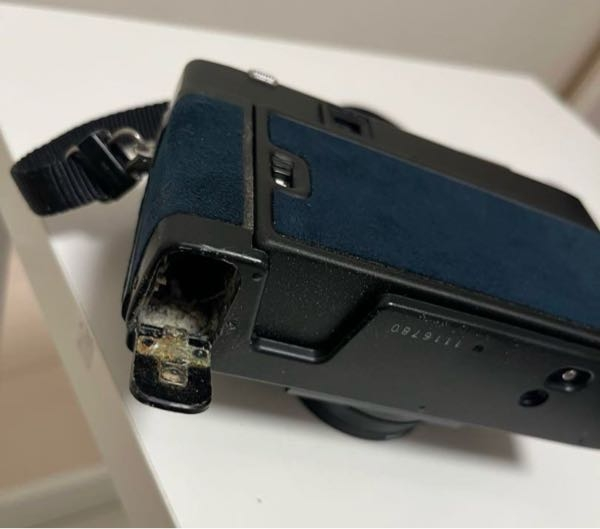 フィルムカメラに詳しくないので質問です。写真のように電池の部分が