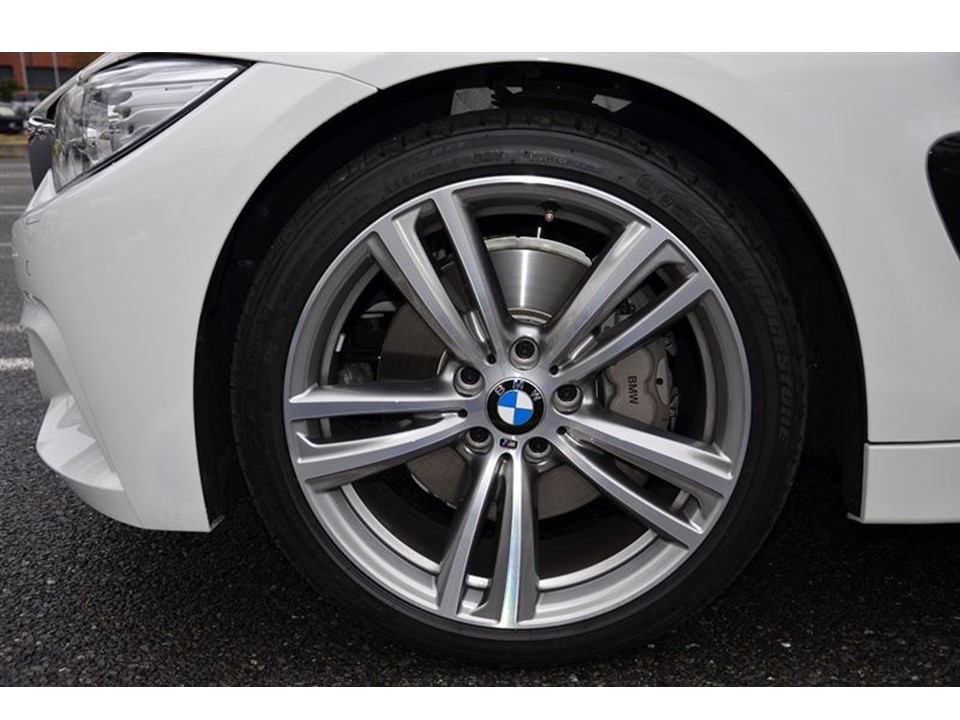 BMW F32 420iMにのられている方について質問です。 この車を約3年ほど前に購入(2025年）DBA-3N20ですが当初19インチ純正ホイールに F225/35/19,R255/30/19のブリジストン ポテンザ ランフラットタイヤを履かせており、雨天時の高速安定性が非常に良かったのですが、度重なるパンクと少量のエアーが減っただけで警報と非常に神経質になってしまい、同じくポテンザでそれぞれ１ｃｍワイドな普通のラジアルタイヤに履き替えました。警報は無くなりましたが、特に高速時の不安定さとフロント左右の揺れと、ラフ時の地面からの突き上げが激しくなりまた交換を考えていますが。安くないので困った物です。ランフラットからラジアルに変えた方の感想をお聞きしたいです。