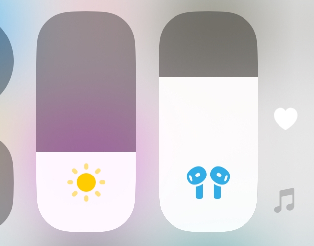 airpods4のノイズキャンセル付きを購入したのですが、写真ぐらいの音量にしないと音がちょうど良く聞こえないのですがこれはおかしいですか？真ん中らへんに調整するとほとんど聞こえません。