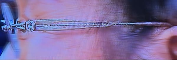 このメガネフレームに一目惚れしたのですが、どこで売ってるのかわかりません。 誰かご存知の方はおられますでしょうか？