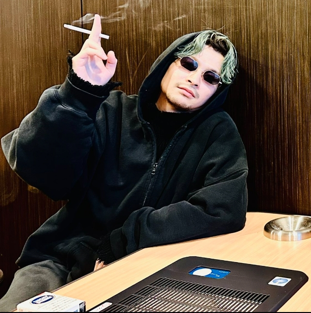 KingGnuの常田さんについて質問です。最近常田さんが着ている黒の
