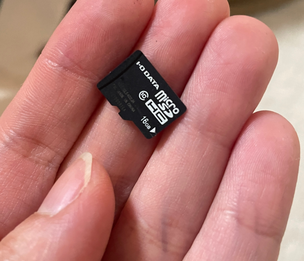 こちらのドライブレコーダーのSDカードをパソコンで見るにはどうすれば 