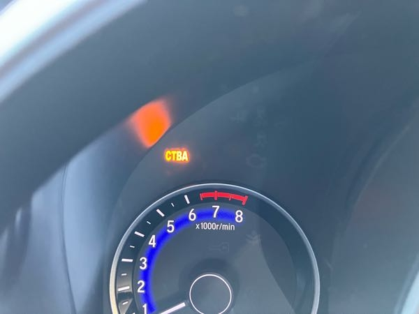 HONDAのフィットなんですが写真の「CTBA」ランプが点滅する原因と対処法が分かる方いたら教えてください。 前にも知恵袋で質問したことがあるのですが販売店(中古車屋)に相談したら実際に点灯した時に調べてみないと分からないと言われて2週間ほど預けたのですが点灯(点滅)しなかったとのことで原因不明ということで「様子を見てください」と返されました。 ※販売店が言うにはHONDAでも点検してもらったけど点灯しないので分からなかったとのこと でも、実際返車されて乗ったら2〜3日で直ぐに点灯しました。 それを言ってまた診てもらっても点灯してないと分からないと同じことの繰り返し。 実際にエンジンスタート時に点灯することもあったり、走っている途中で点灯し始めたりといつ点灯するか全く分かりません。 一度、エンジンを切って再起動させても点灯する時としない時があったり、走っている最中にいきなり消えてしまったりと本当に突然なんで全く分かりません。 ここ数ヶ月全く点灯しなかったのですが昨日いきなり走行中に点灯してエンジンを切って再スタートかけても消えなかったのに走ってたらいつのまにか消えてました。 もう販売店を介さずに一度HONDAに直接相談した方が良いでしょうか？