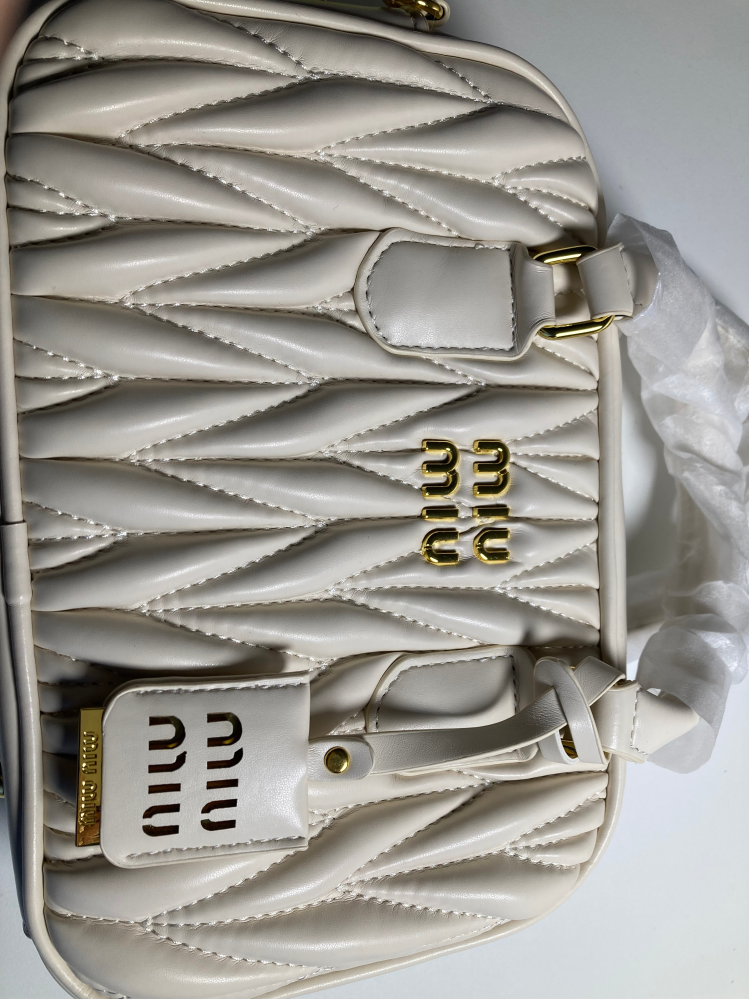 先日非公式のサイトでmiumiuのバッグを購入したのですが、どなたか