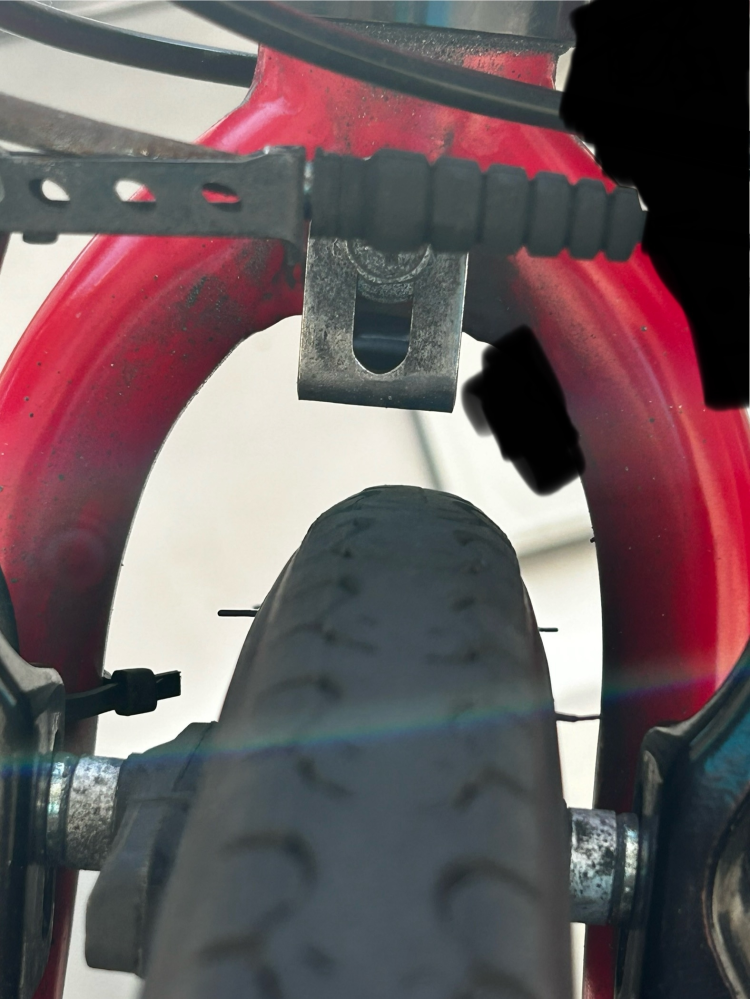 至急とても急ぎです！クロスバイクです！前輪がセンターからずれてます 